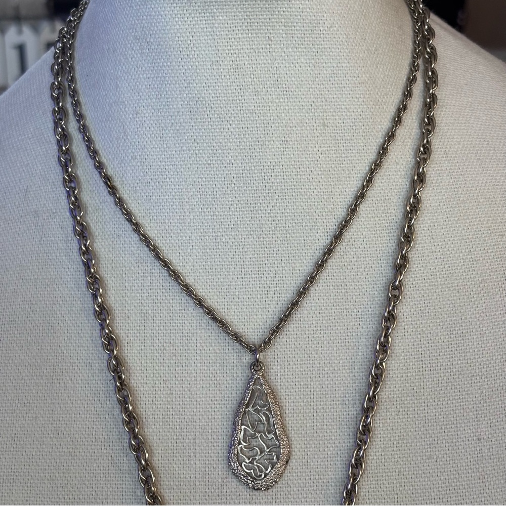 🌼Two Tier Filigree Large Medallion Pendant Necklace - Picture 4 of 5